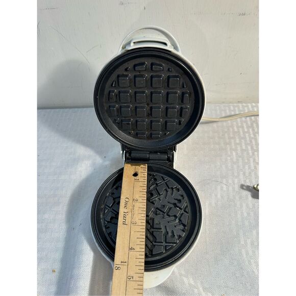 Nostalgia red mini waffle maker turkey shaped - Picture 2 of 3